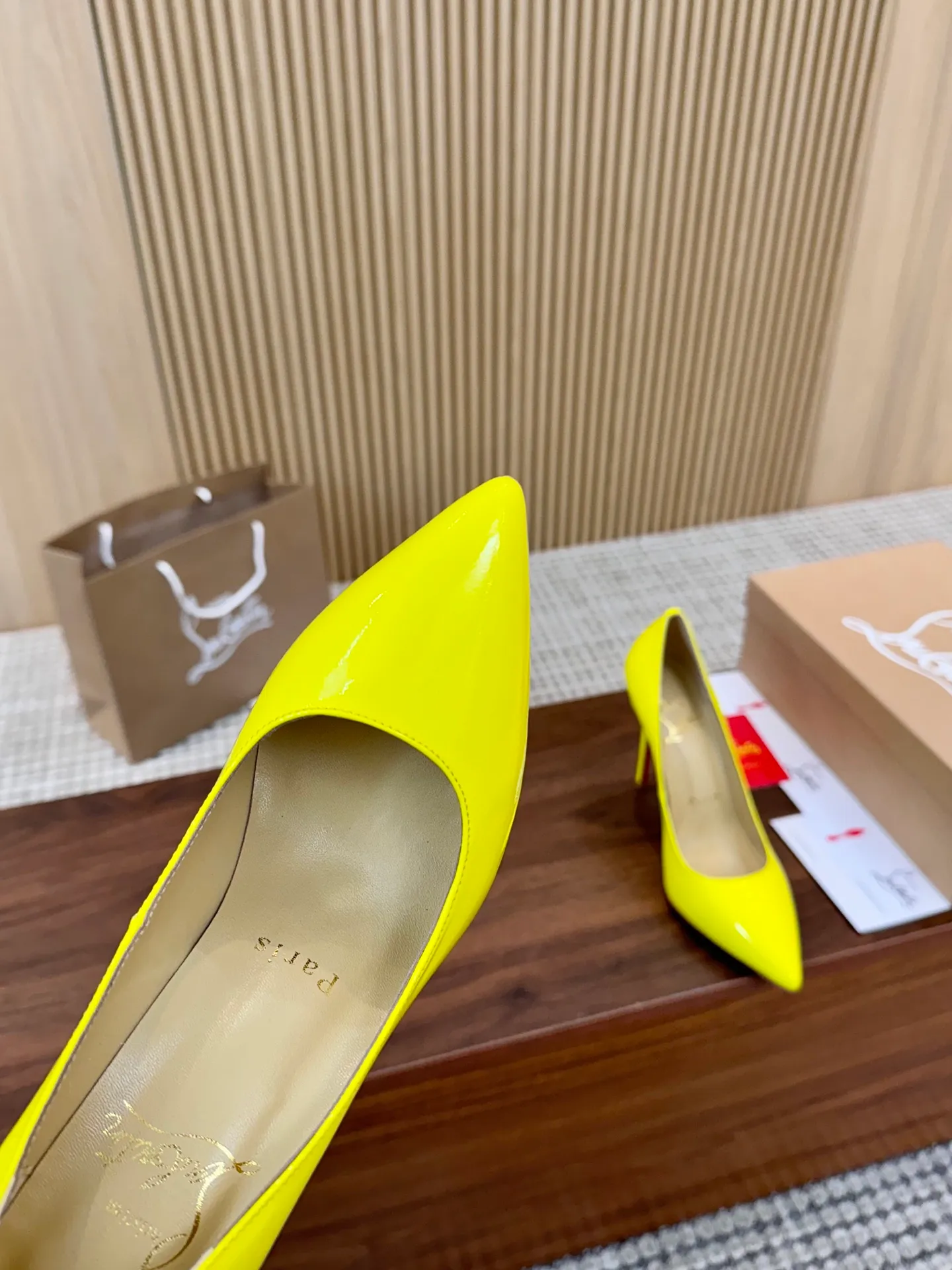 👟👟Ex-factory price 440👟👟 Genuine leather sole +40 Year-round shipment💝Christian Louboutin CL👠 Classic "💎Cow Patent Leather💎 Series" noble and luxurious, real blingbling👟👟 Real materials, all customized by the pattern maker, and the materials are made of original customized materials to achieve the taste of the original 6 color options💍 Upper: Imported 👉cow patent leather💪 Lining: Sheepskin foot pad/lining Size: 34-40.41.42 Heel height: 10.5cm and 8.5cm two options Leather sole Rubber sole